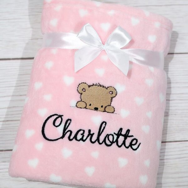 BotoBaby Personalisierte Kuscheldecke 75x100 cm – Rosa mit Herzen & Namensstickerei