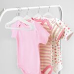MangoKit 50er Set Baby Kleiderbügel aus Samt – Rutschfest & Platzsparend (28cm) – Bild 5