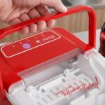 Salco Coca-Cola Eiswürfelmaschine – 10 kg/24h Eisbereiter mit Tragebügel & LED-Display – Bild 6