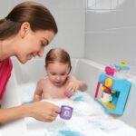 Toomies Bade-Barista – Wandmontierte Spielküche für die Badewanne ab 18 Monaten – Bild 2