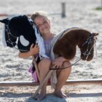 Hobby Horse Land Sunny Dream A3 – Steckenpferd mit Glitzer-Trense für Kinder ab 5 – Bild 6