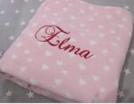 BotoBaby Personalisierte Kuscheldecke 75x100 cm – Rosa mit Herzen & Namensstickerei – Bild 4