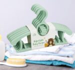 Anstore Mitwachsende Kinderkleiderbügel 20er Set – Verstellbar & Rutschfest in Grün – Bild 2