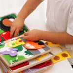 Poudya Quiet Book ab 1 Jahr – Montessori Lernspielzeug mit Feinmotorik & Farben – Bild 2
