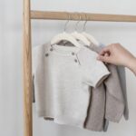 3 Sprouts Kinder Kleiderbügel aus Samt 30er Set – Rutschfest für Baby- & Kleinkinderkleidung – Bild 2