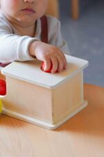 Adena Montessori Object Permanence Box – Holzspielzeug für Babys & Kleinkinder ab 6 Monaten – Bild 2