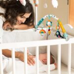 Aomig Spielbogen Kinderwagen mit Rassel & BB-Geräusch – Universell anpassbar für 0-12 Monate – Bild 2