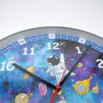 K&L Wall Art Astronauten Wanduhr 30cm – Lautlose Lernuhr für Kinder – Bild 4