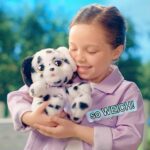 BABY PAWS Dalmatian – Interaktives Plüschtier mit Soundfunktion & Tragedecke ab 18 Monaten – Bild 2