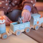 Kindsgut Nachziehzug aus Holz mit Zootieren – 12-teiliges Lernspielzeug für Kleinkinder – Bild 3