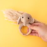 Bärenfreunde Greifling mit Namen – Holzrassel & Beissring für Babys personalisiert – Bild 2