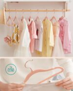 SONGMICS 50er Set Kinderkleiderbügel Samt – Rutschfest & platzsparend für 0-6 Jahre – Bild 6