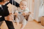 TULANO Hop 30 Babyschaukel – Sichere Indoor-Schaukel mit Sicherheitsgurt für 6–36 Monate – Bild 4