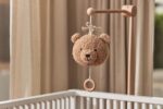Jollein Stoff Spieluhr Teddybär Biscuit – Beruhigende Musikuhr ab Geburt – Bild 4