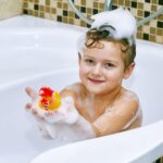 THE TWIDDLERS 12er Set Weihnachts-Badeenten – Festliches Badespielzeug für Babys & Kleinkinder – Bild 6