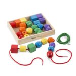 Melissa & Doug Fädelspiel mit 30 Holzperlen – Motoriktraining für Kinder ab 3 Jahren