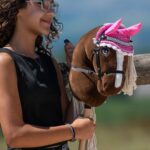 Hobby Horse Land Sunny Dream A3 – Steckenpferd mit Glitzer-Trense für Kinder ab 5 – Bild 4