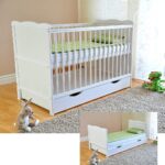 Marsell Babybett Weiß höhenverstellbar – Umbaubar zum Juniorbett mit Aloe Vera Matratze