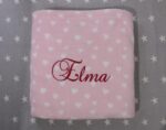 BotoBaby Personalisierte Kuscheldecke 75x100 cm – Rosa mit Herzen & Namensstickerei – Bild 5