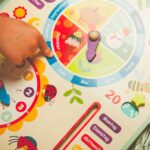 Tooky Toy Kalenderuhr aus Holz – Lernuhr für Kinder mit Jahreszeiten & Wetter – Bild 4