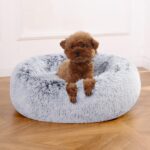 Amazon Basics Donut-Hundebett 59 cm mit Kunstfell – Orthopädisches Kissen für kleine Hunde – Bild 6