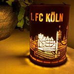 1. FC Köln Solar Fackelleuchte Skyline – Automatische Gartenbeleuchtung mit Kölner Motiv – Bild 3