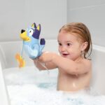 TOMY Toomies Swimming Bluey – Badespielzeug mit Zugschnur für Kleinkinder ab 18 Monaten – Bild 2