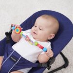 iGRATENS Baby-Bounzer Toy Bar – Holzspielzeug für motorische Entwicklung – Bild 2