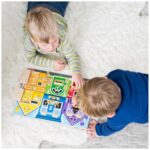 Melissa & Doug Motorikbrett mit 6 Schlössern – Holzspielzeug für Kinder ab 3 Jahren – Bild 6
