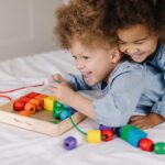 Melissa & Doug Fädelspiel mit 30 Holzperlen – Motoriktraining für Kinder ab 3 Jahren – Bild 6
