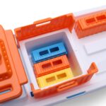 Toyland® 41cm Frachtschiff mit Kran & 6 Containern – Schwimmendes Wasserspielzeug für Kinder ab 3 – Bild 6