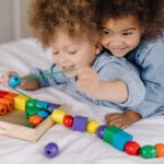 Melissa & Doug Fädelspiel mit 30 Holzperlen – Motoriktraining für Kinder ab 3 Jahren – Bild 2