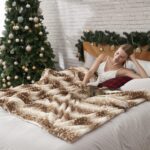 COZY KISS Kunstfell Decke 127x150cm mit Hirsch-Print – Wasserdichte Haustierdecke Braun – Bild 5