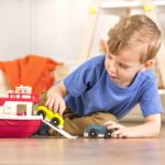 Battat Fährschiff mit 2 Spielzeugautos – Interaktives Badespielzeug für Kleinkinder ab 12 Monaten – Bild 2