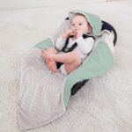 Bearmoss Einschlagdecke 90x90 cm – Universal Babydecke mit Kapuze für Babyschale & Kinderwagen – Bild 2