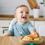 bambuskind Kinderteller mit Saugnapf Grün – Nachhaltiges Bambusgeschirr zum Essen lernen – Bild 2