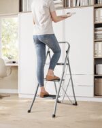 SONGMICS Klappleiter 3 Stufen bis 150 kg – Platzsparend & Sicher mit Klappsicherung – Bild 7