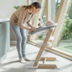 Stokke Tripp Trapp Stuhl Eichenholz Warm Brown – Mitwachsender Hochstuhl bis 136 kg – Bild 2