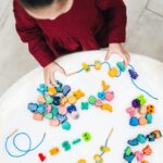 Faerly® Fädelspiel 60 Teile mit Aufbewahrungsbox – Montessori Motorikspielzeug ab 2 Jahren – Bild 5