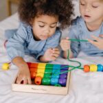 Melissa & Doug Fädelspiel mit 30 Holzperlen – Motoriktraining für Kinder ab 3 Jahren – Bild 7