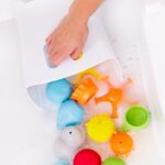 Ubbi Badespielzeug Organizer mit Abtropfgestell – Aufbewahrungssystem für Babys & Kleinkinder – Bild 2