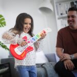 Baby Einstein Together in Tune Gitarre – Kabellose Magic Touch Holzgitarre für Kleinkinder ab 12 Monaten – Bild 5