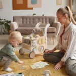 ROBOTIME Holz-Babywalker mit Puppenkinderwagen – Laufhilfe & Spielzeug ab 10 Monaten – Bild 8