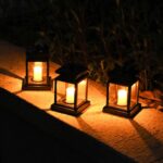 LED Solarlaterne 2er Set mit flackernder LED Kerze – Warmweiss Gartenlampe mit Akku – Bild 5