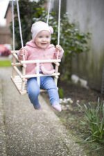 Eichhorn Gitterschaukel 30x30 cm – Sichere Holzschaukel mit höhenverstellbaren Seilen für Kleinkinder ab 1 Jahr – Bild 2