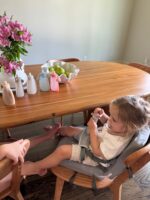 PandaEar Kindersitzerhöhung mit Rückenlehne – Sicherer Booster für Esstisch & Reisen (Grau) – Bild 2