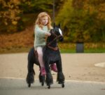 Ponnie Ebony M Reitpferd mit Rollen – Mechanisches Spielpferd für Kinder 5-12 Jahre – Bild 2