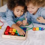 Melissa & Doug Fädelspiel mit 30 Holzperlen – Motoriktraining für Kinder ab 3 Jahren – Bild 8