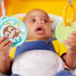 Bright Starts Babywippe Safari Fun – Beruhigende Vibrationen & Spielbogen für Neugeborene – Bild 2