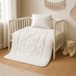 Totsy Baby Kinderbettdecke 120x90 cm mit Kissen – Ganzjahresdecke Steppdecke Weiss – Bild 2